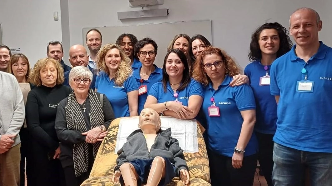Si tratta di un bambino ’quasi vero’, importante per le esercitazioni dei clinici, anche in fase di emergenza. Un macchinario prezioso che è stato donato al San Jacopo dall’associazione Eventivianova. Si tratta di un bambino ’quasi vero’, importante per le esercitazioni dei clinici, anche in fase di emergenza. Un macchinario prezioso che è stato donato al San Jacopo dall’associazione Eventivianova.