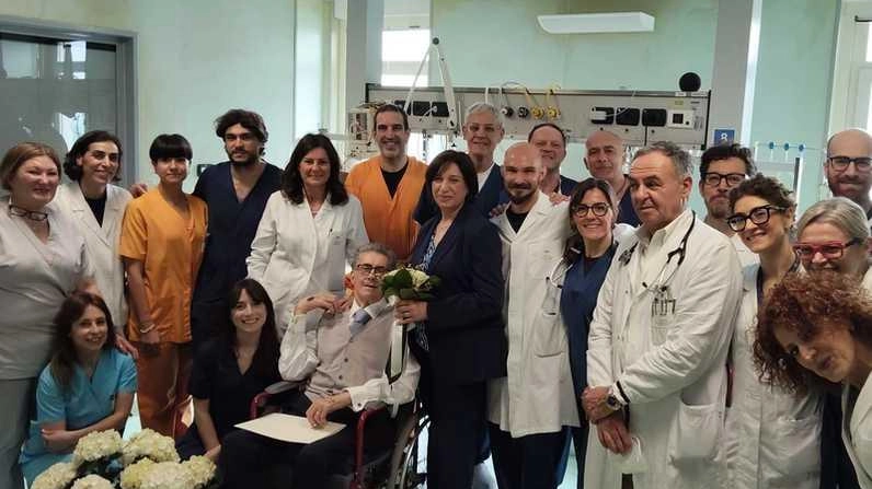 Alessandro e Maria Grazia contornati dall’equipe del reparto