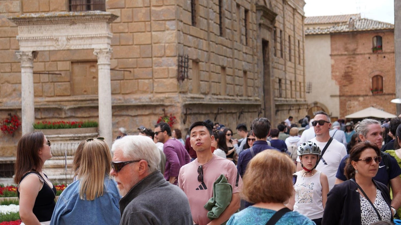 Folla di turisti nel centro di Pienza Folla di turisti nel centro di Pienza