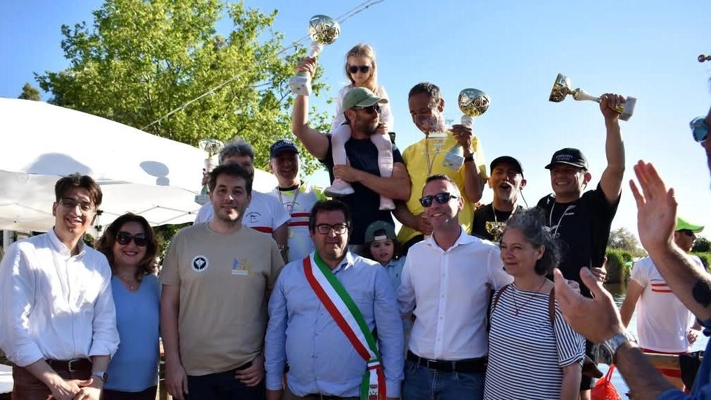 Le premiazioni all’arrivo della regata della 57ª edizione del Palio della Madonna del Lago, tradizione del territorio Le premiazioni all’arrivo della regata della 57ª edizione del Palio della Madonna del Lago, tradizione del territorio