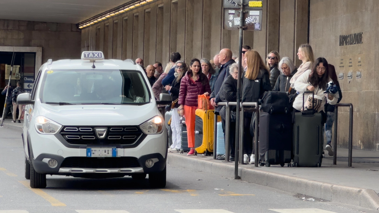 Quinto giorno di code chilometriche di passeggeri in attesa di un tax in Santa Maria Novella (Pressphoto)