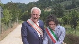 Il sindaco Michele Rossi e il presidente della Regione Eugenio Giani al taglio del nastro del secondo lotto di intervento sul fosso di Faella