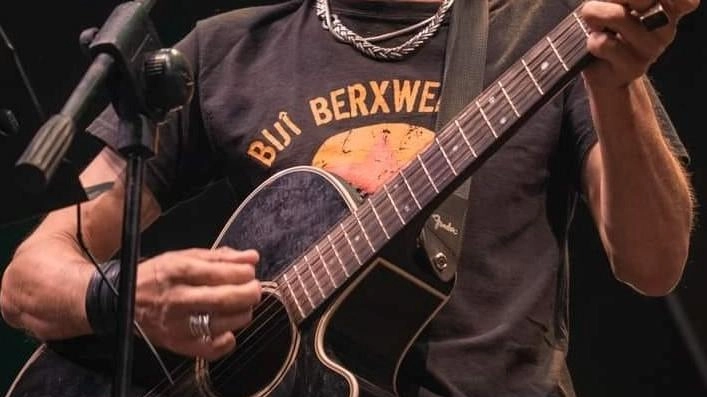 Marco Rovelli, già cantante della formazione ‘Les Anarchistes’. L’album prodotto insieme a Paolo Monti, contiene 15 canzoni, ognuna legata a un concetto etico, sul quale l’autore ha realizzato undici dialoghi con la poetessa Maria Grazia Calandrone