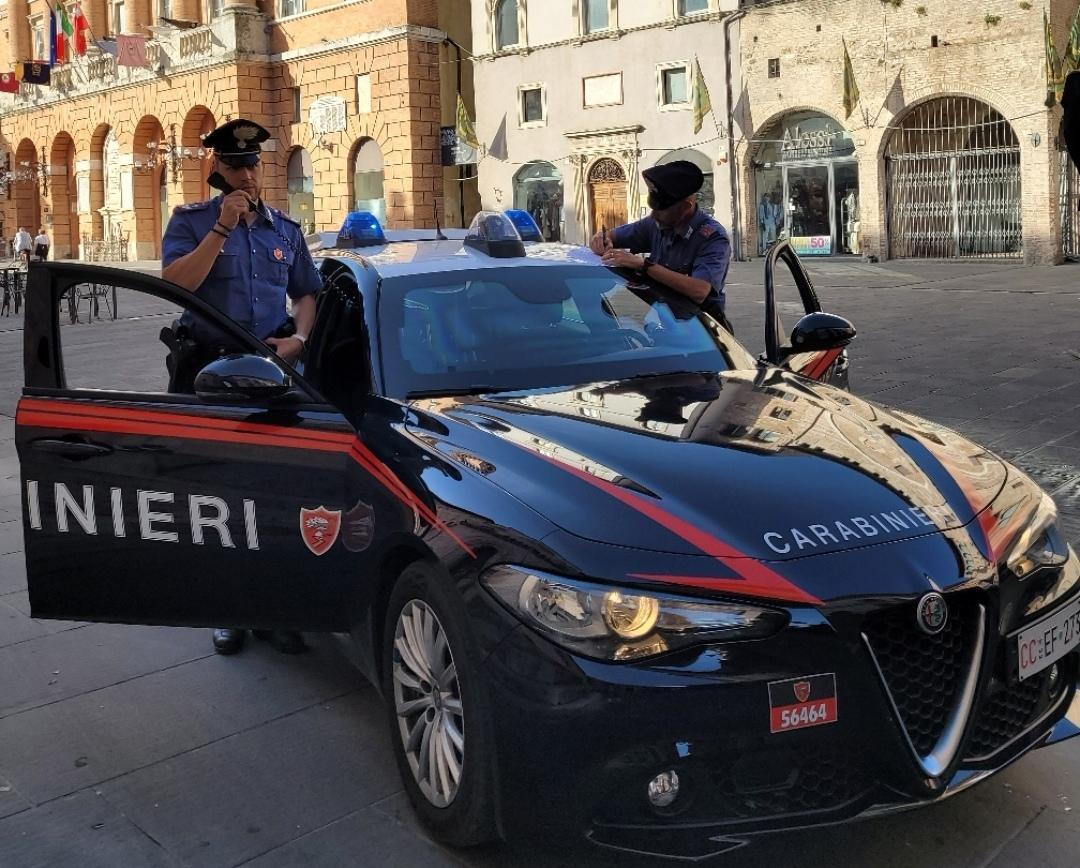 spinta a terra e derubata ladro incastrato dai video