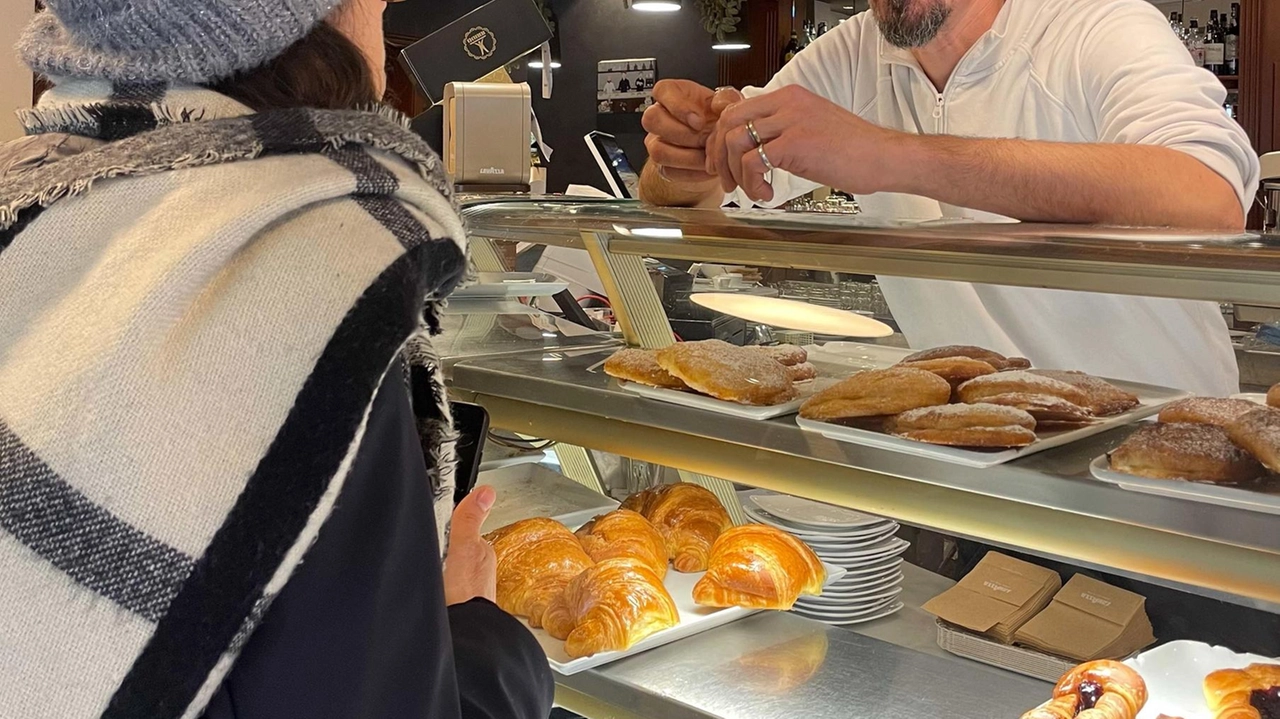 L’omicidio del 17enne Maati Moubakir ha lasciato tutti sgomenti . Dal bar al fornaio fino alla tabaccheria: incredulità e sconcerto. "Ha fatto uno stage da noi, si dava da fare dietro al bancone". L’omicidio del 17enne Maati Moubakir ha lasciato tutti sgomenti . Dal bar al fornaio fino alla tabaccheria: incredulità e sconcerto. "Ha fatto uno stage da noi, si dava da fare dietro al bancone".