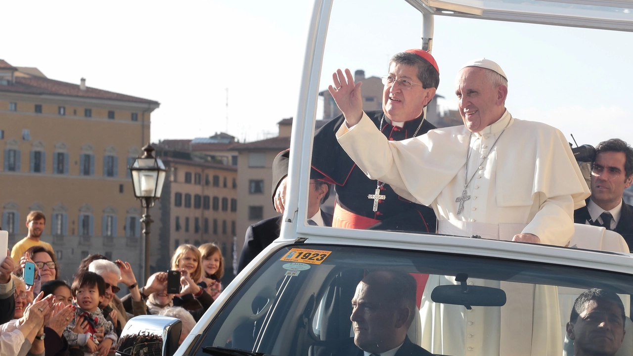 Papa Francesco a Firenze nel 2015 insieme all'allora arcivescovo Betori (foto NewPressPhoto)