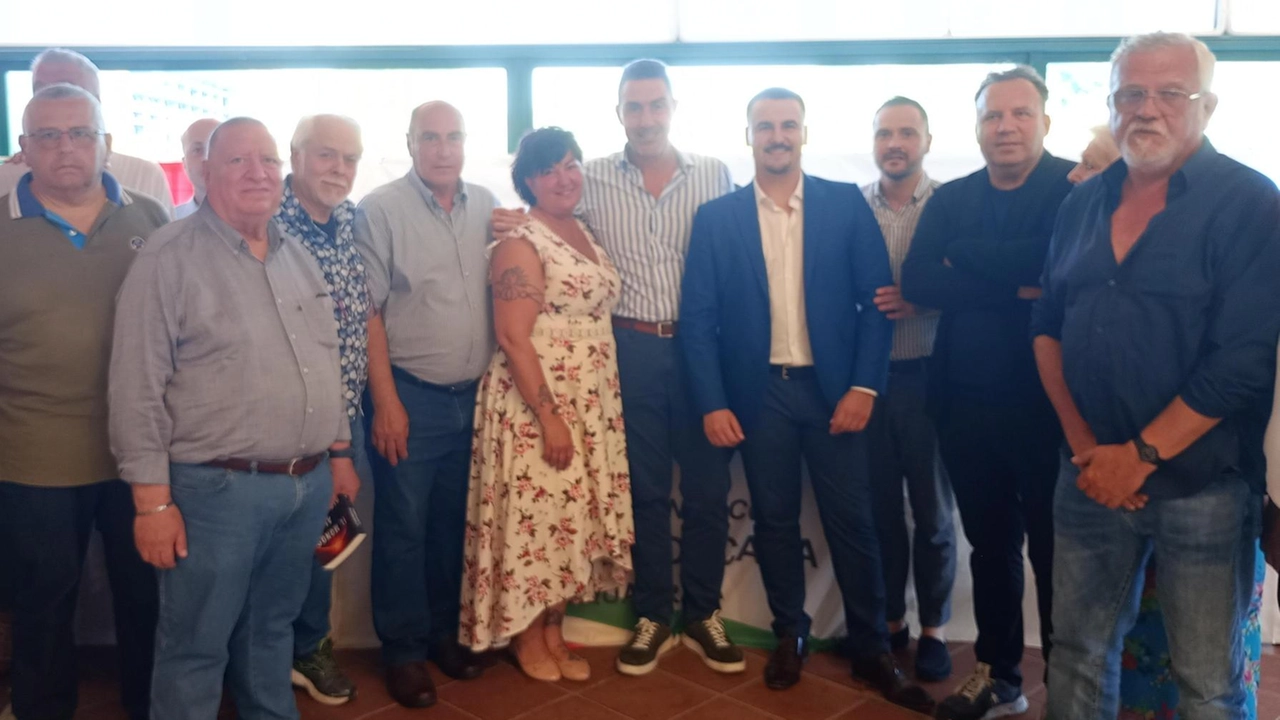 Roberto Vannacci con alcuni sostenitori a Serravalle Roberto Vannacci con alcuni sostenitori a Serravalle