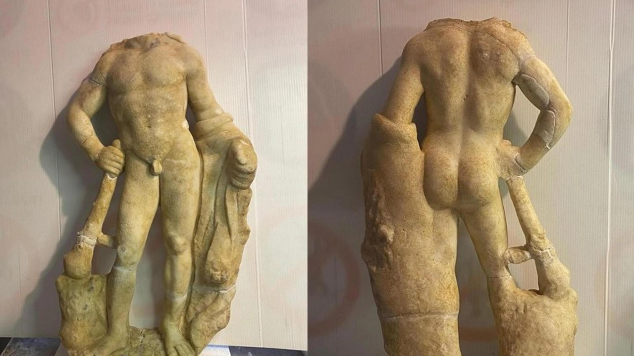 La statuetta di Ercole di età romana trovata l’anno scorso durante la campagna di scavo a Montaione In basso: il sindaco Paolo Pomponi