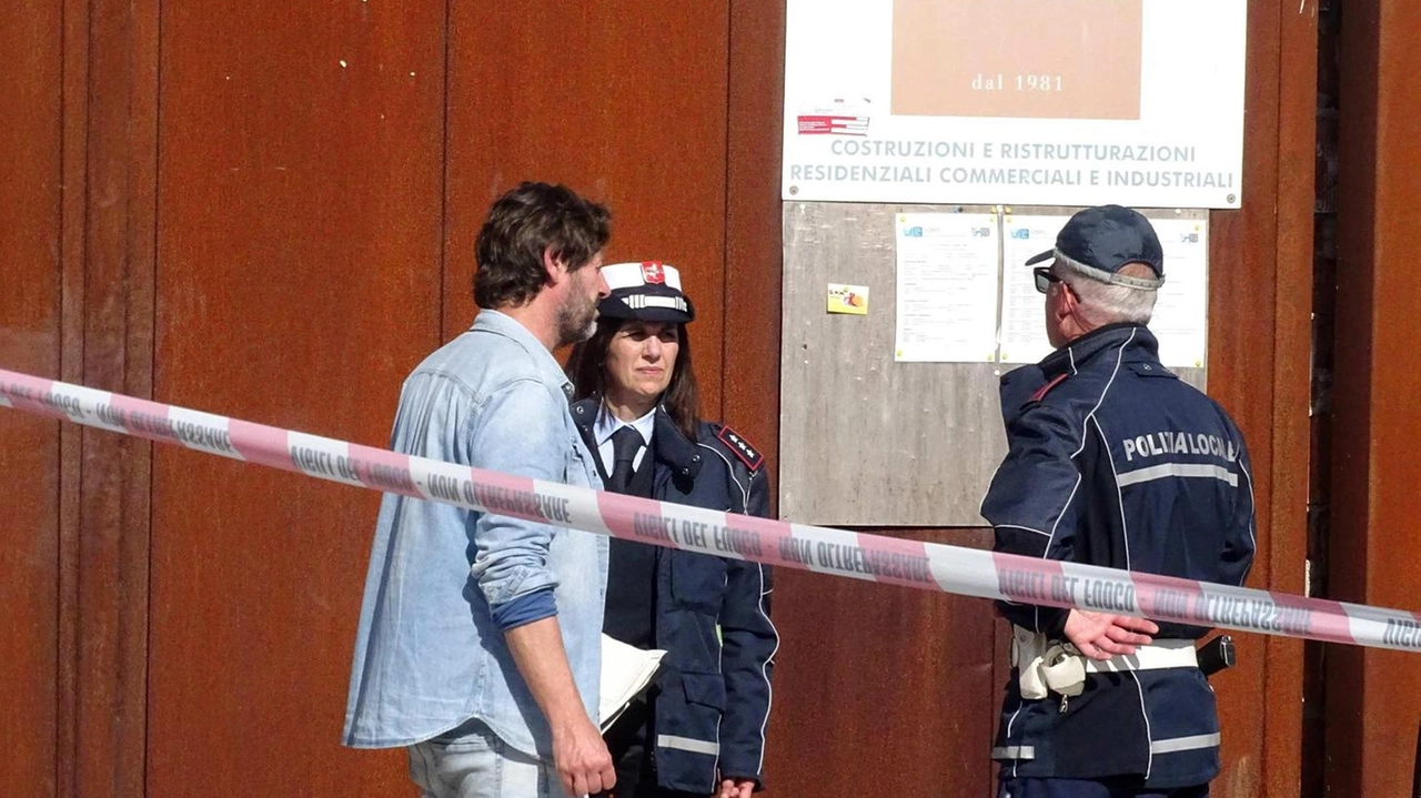 L’incidente sul viale Pistelli nel primo pomeriggio di ieri davanti a tante persone. La vittima era il titolare della ditta fornitrice. La Procura ha aperto un fascicolo.