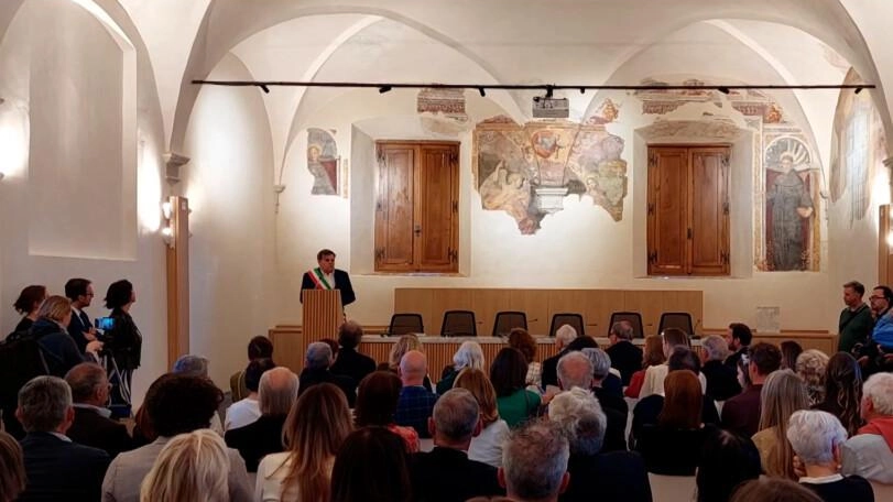 Il Circolo Culturale “Fratelli Rosselli” organizza convegno su Luigi Einaudi per il suo 150° anniversario. Università di Firenze, Siena, Genova e Tolone partecipano. Evento nella Sala dell’Annunziata con interventi accademici e moderazione di esperti.