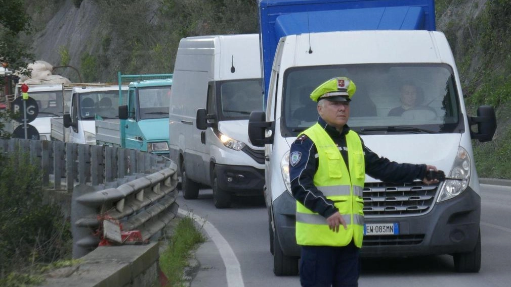 Rallentamenti e attese: scenario consueto. lungo la ’325’ Rallentamenti e attese: scenario consueto. lungo la ’325’