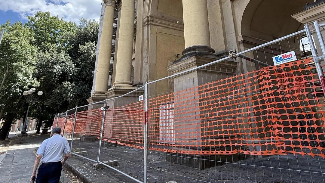 Dopo il primo lotto di lavori sul fronte nord, dal 2011, l’arco di trionfo è stato decantierizzato per qualche... Dopo il primo lotto di lavori sul fronte nord, dal 2011, l’arco di trionfo è stato decantierizzato per qualche...