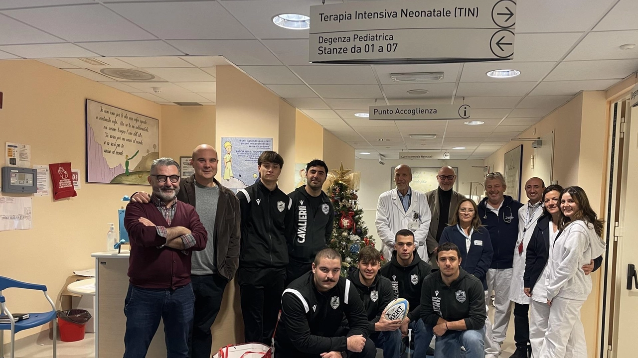 Una delegazione di atleti e tecnici della prima squadra dei Cavalieri Union Rugby ha fatto visita ai bambini ricoverati nel... Una delegazione di atleti e tecnici della prima squadra dei Cavalieri Union Rugby ha fatto visita ai bambini ricoverati nel...