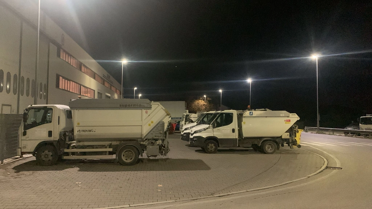 Furgoni e furgoncini della Sea assiepati fuori dagli spazi di sosta abituali. E' qui che è stato trovato il razzo. Non si sa chi ce lo abbia portato. Sembra fosse in dotazione all'Esercito Italiano Furgoni e furgoncini della Sea assiepati fuori dagli spazi di sosta abituali. E' qui che è stato trovato il razzo. Non si sa chi ce lo abbia portato. Sembra fosse in dotazione all'Esercito Italiano