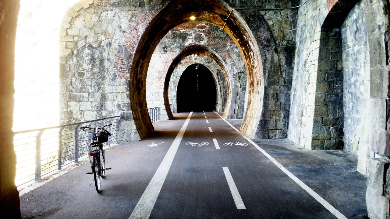 Un’immagine della celebre ciclopedonale Maremonti’, che unisce Levanto, Bonassola e Framura attraverso gallerie ferroviarie dismesse