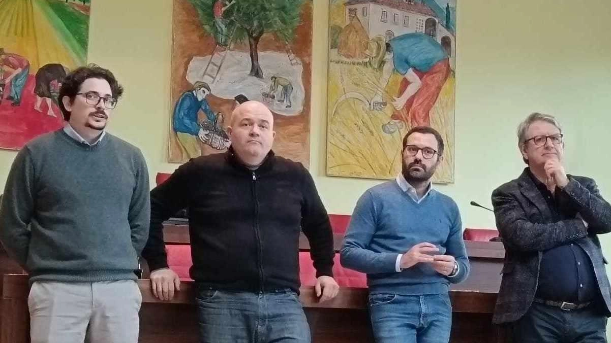 Un momento della conferenza stampa di ieri con il sindaco Romiti e gli addetti del Punto digitale facile Un momento della conferenza stampa di ieri con il sindaco Romiti e gli addetti del Punto digitale facile