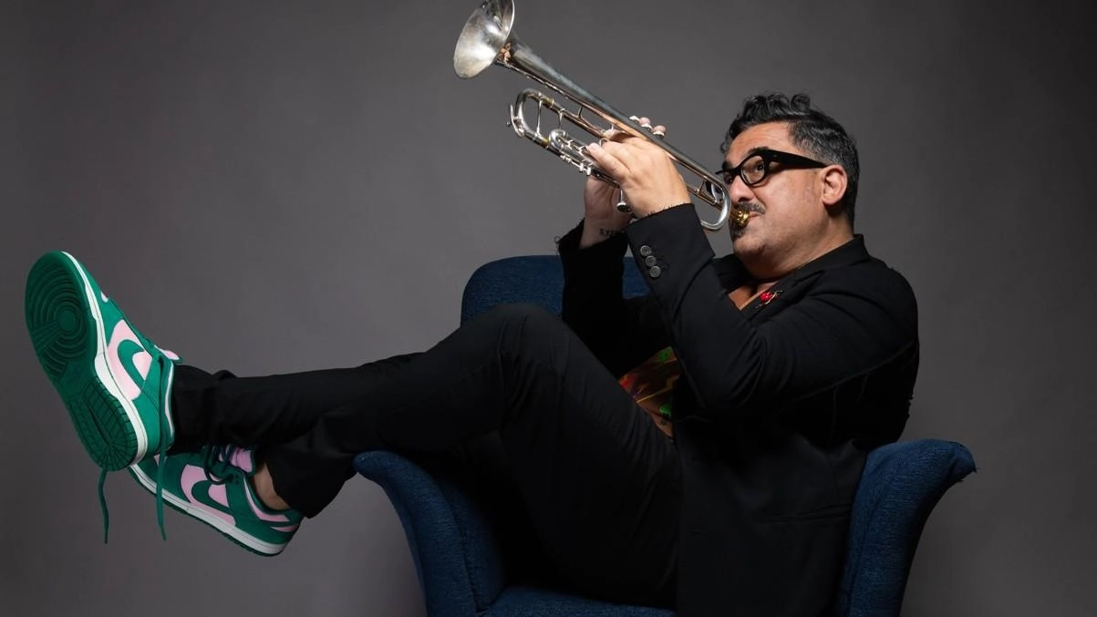 Rosario Paci, detto Roy, è un trombettista, cantante, compositore e produttore; lunedì sarà in concerto a Sesto Fiorentino Rosario Paci, detto Roy, è un trombettista, cantante, compositore e produttore; lunedì sarà in concerto a Sesto Fiorentino