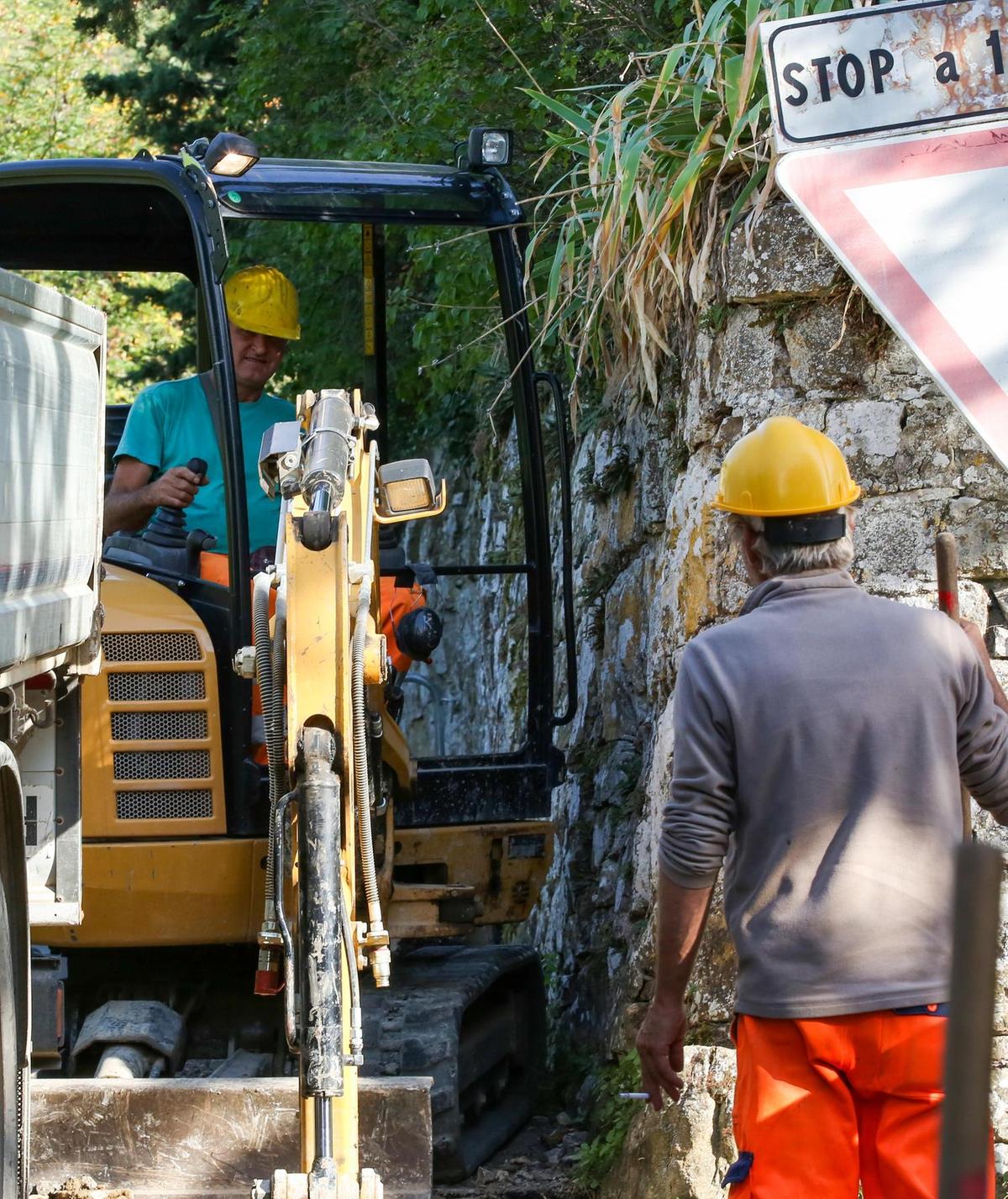 https://www.lanazione.it/image-service/view/acePublic/alias/contentid/N2ViOWMxN2EtMmMxMS00/0/tempo-di-manutenzione-interventi-nelle-strade-investiti-195mila-euro.jpeg?f=1.91:1&w=1200