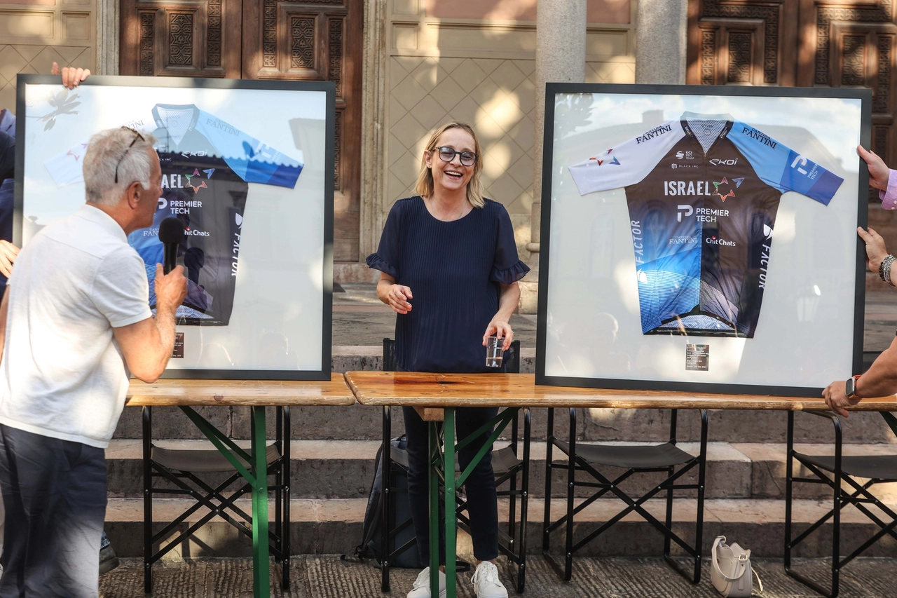 La maglia donata a Gioia Bartali (foto Giuseppe Cabras/New Press Photo)