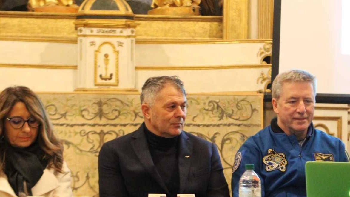 La presentazione del libro del giornalista Roberto Di Meo all’Oratorio del Crocifisso con il sindaco Stefano Zuccarini La presentazione del libro del giornalista Roberto Di Meo all’Oratorio del Crocifisso con il sindaco Stefano Zuccarini