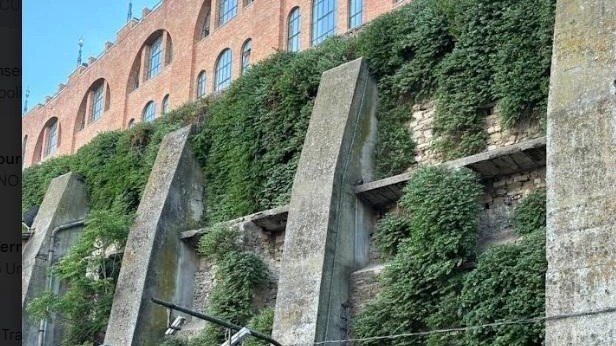 "Iniziano i lavori per il rifacimento del muro storico di via delle Conce". A darne notizia, l’assessore ai lavori pubblici... "Iniziano i lavori per il rifacimento del muro storico di via delle Conce". A darne notizia, l’assessore ai lavori pubblici...