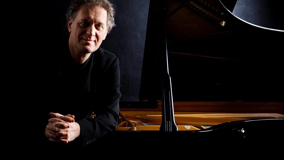 Sarà il grande pianista Andrea Lucchesini a dare il via alla 61a Stagione dei concerti dell’Associazione Musicale Lucchese. L’appuntamento è... Sarà il grande pianista Andrea Lucchesini a dare il via alla 61a Stagione dei concerti dell’Associazione Musicale Lucchese. L’appuntamento è...