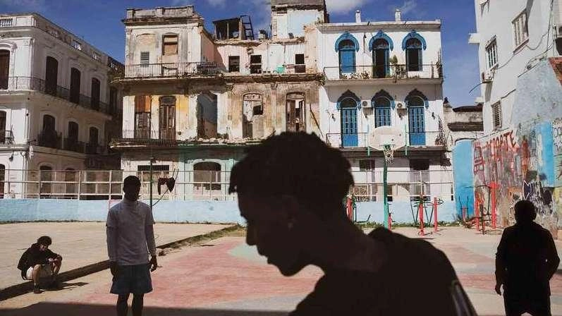 Il "Circuito Off" a Lucca torna con 55 esposizioni fotografiche in 49 location del centro storico, promuovendo la cultura fotografica e premiando i migliori lavori. Inaugurazione il 16 novembre con conferenza e premiazione. Il "Circuito Off" a Lucca torna con 55 esposizioni fotografiche in 49 location del centro storico, promuovendo la cultura fotografica e premiando i migliori lavori. Inaugurazione il 16 novembre con conferenza e premiazione.