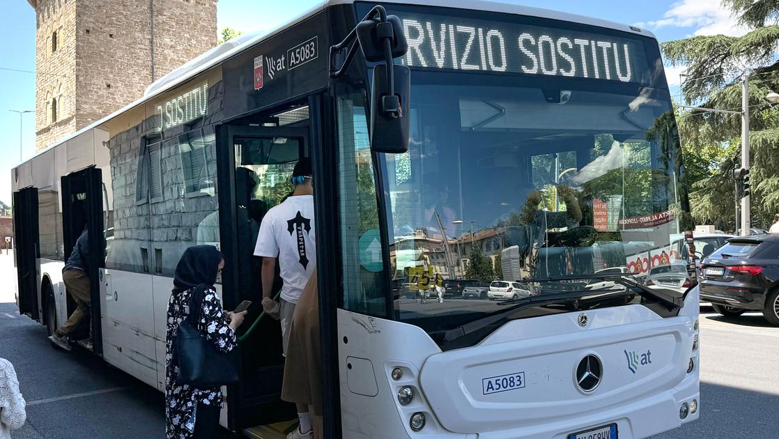 Aggredita autista del bus, pugni da un automobilista che dopo è scappato Aggredita autista del bus, pugni da un automobilista che dopo è scappato