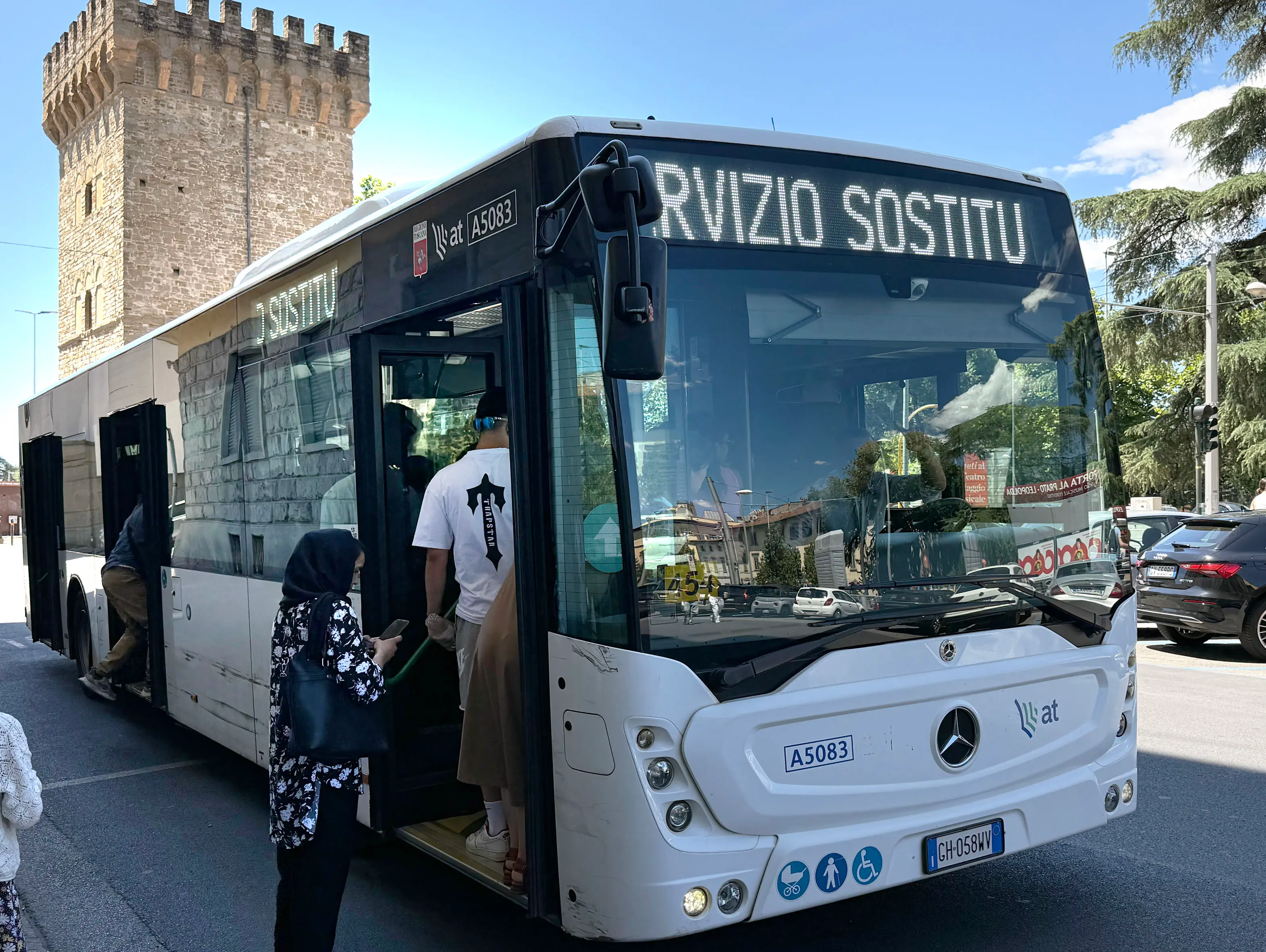 Aggredita autista del bus, pugni da un automobilista che dopo è scappato