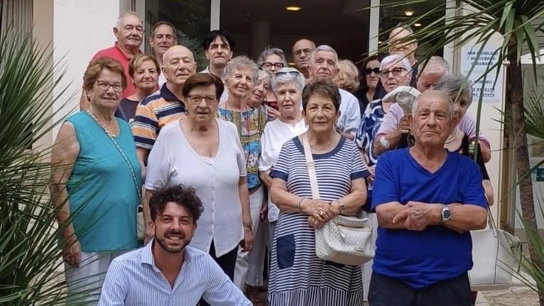 Il Comune di Porcari organizza vacanze al mare per anziani over 60, con grande successo di adesioni. Un'opportunità di socializzazione e relax, promossa per contrastare la solitudine e favorire il benessere psicofisico della popolazione anziana. Il Comune di Porcari organizza vacanze al mare per anziani over 60, con grande successo di adesioni. Un'opportunità di socializzazione e relax, promossa per contrastare la solitudine e favorire il benessere psicofisico della popolazione anziana.