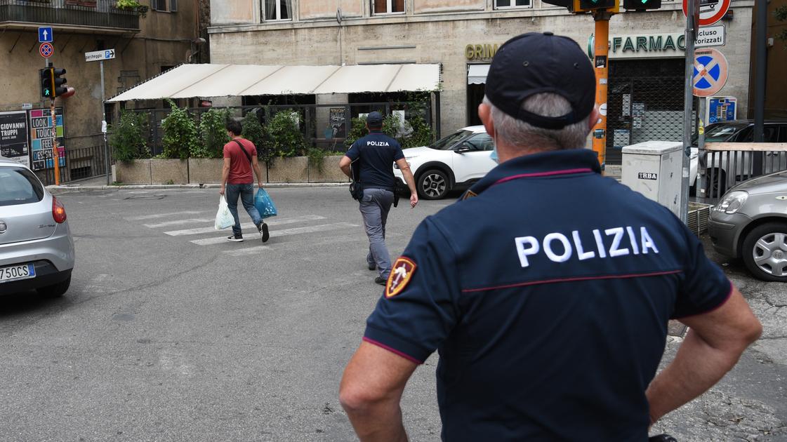 Inferno tra le mura di casa. Picchia mamma e fratello. Poi minaccia il nipotino Inferno tra le mura di casa. Picchia mamma e fratello. Poi minaccia il nipotino