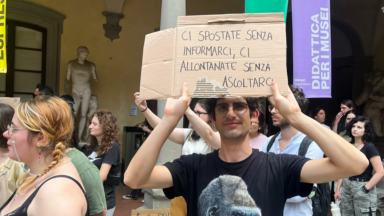 Due immagini della manifestazione di protesta di ieri mattina degli studenti dell’Accademia di Belle Arti
