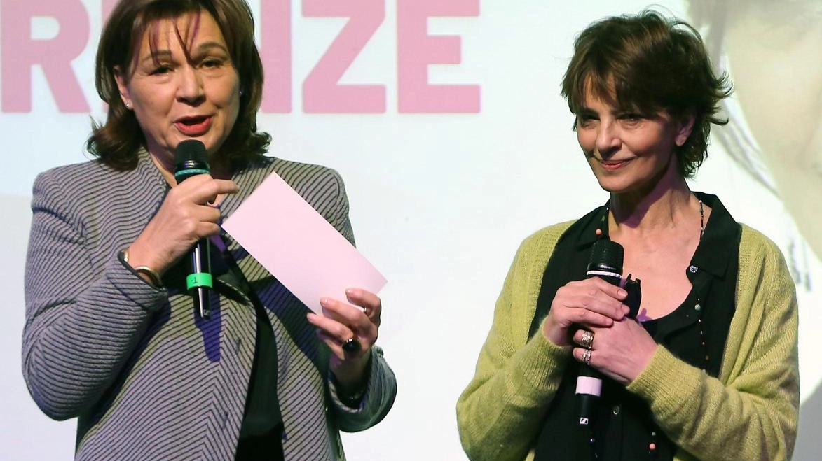 Daniela Mori, presidente di Unicoop Firenze, con l’attrice Laura Morante, tra le premiate nella ricerca della parità femminile Daniela Mori, presidente di Unicoop Firenze, con l’attrice Laura Morante, tra le premiate nella ricerca della parità femminile