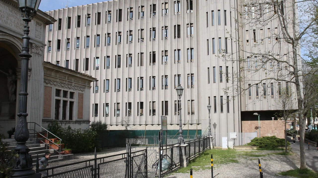 Torna libero il medico che lavorava all’Inps condannato in via definitiva per aver palpato alcune donne Torna libero il medico che lavorava all’Inps condannato in via definitiva per aver palpato alcune donne