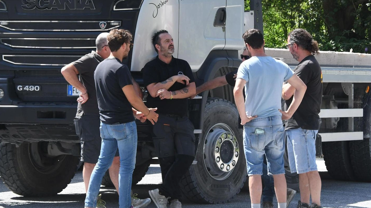 Camionisti durante una sosta in un’area di servizio sulla E45: trasporto-merci a rischio per mancanza di personale Camionisti durante una sosta in un’area di servizio sulla E45: trasporto-merci a rischio per mancanza di personale