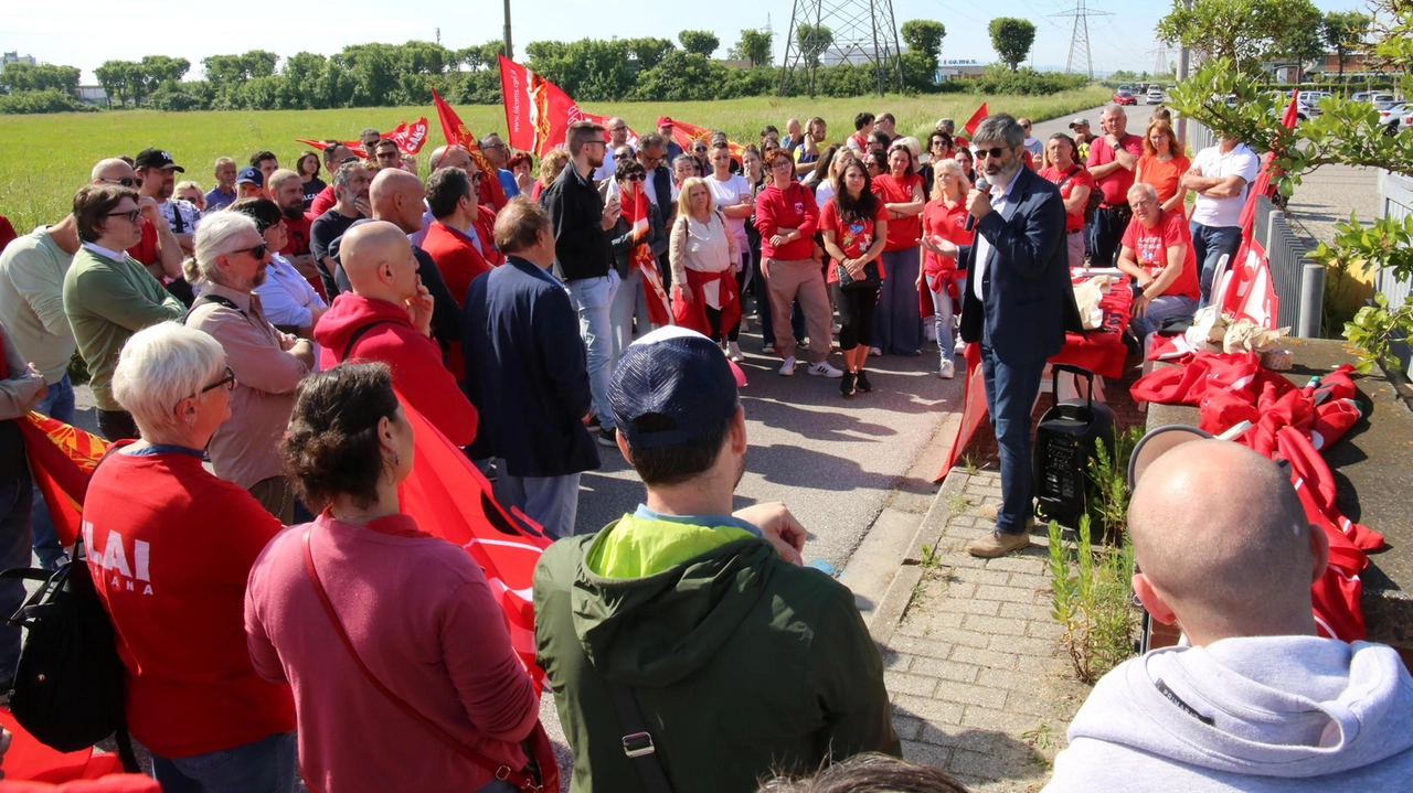 Una protesta dei dipendenti della Biancoforno di Calcinaia: il presidente dell’azienda ha scritto al seìgretario del Pd toscano Emiliano Fossi Una protesta dei dipendenti della Biancoforno di Calcinaia: il presidente dell’azienda ha scritto al seìgretario del Pd toscano Emiliano Fossi