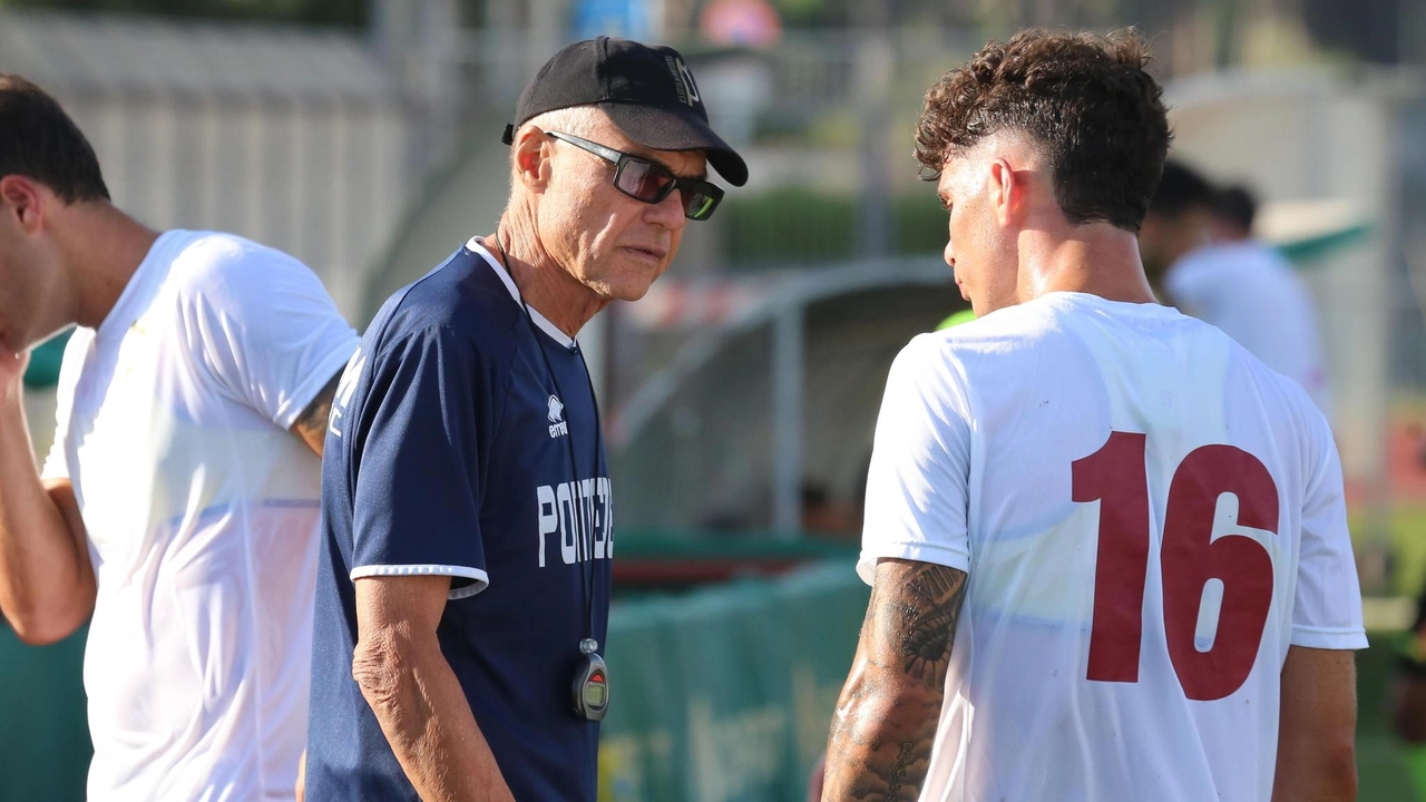 Il tecnico Leonardo Menichini mentre «catechizza» la squadra sfruttando uno stop del match