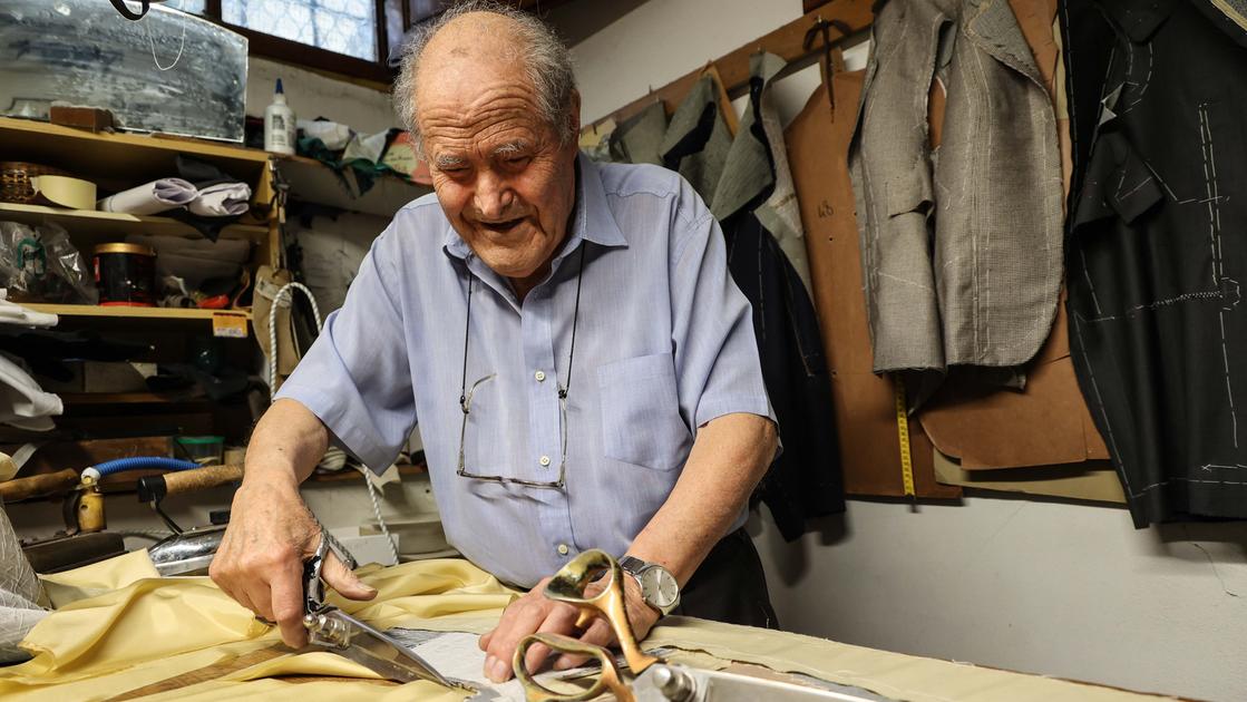 Rodolfo, sarto a 89 anni. Una vita con le mani nelle stoffe: «Ma ho ancora da imparare»