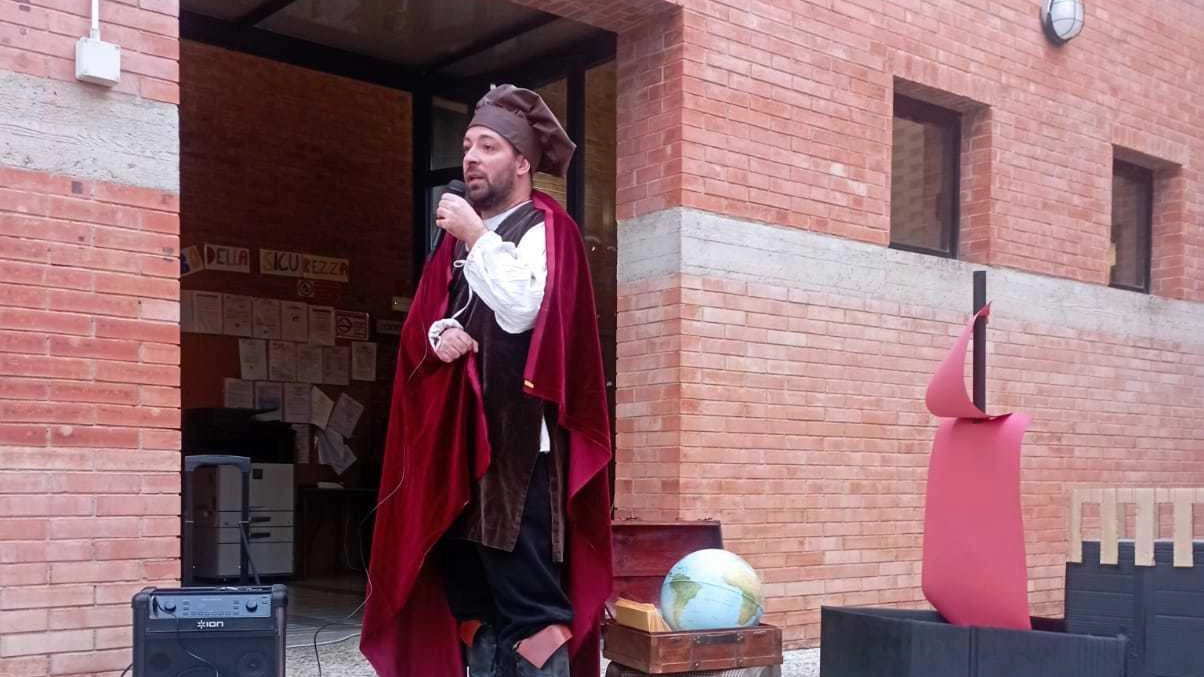 Il nuovo anno scolastico a Ponsacco inizia con un progetto dedicato a Marco Polo alla scuola di Val di Cava. Tuttavia, la mancanza di iscrizioni porta alla chiusura della prima classe elementare, suscitando tristezza tra genitori e insegnanti. La speranza è che la scuola possa tornare a pieno regime in futuro. Il nuovo anno scolastico a Ponsacco inizia con un progetto dedicato a Marco Polo alla scuola di Val di Cava. Tuttavia, la mancanza di iscrizioni porta alla chiusura della prima classe elementare, suscitando tristezza tra genitori e insegnanti. La speranza è che la scuola possa tornare a pieno regime in futuro.