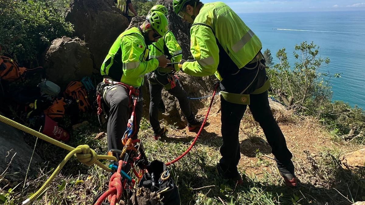 Una disavventura di un turista avventurato nei suggestivi sentieri delle Cinque Terre. Spesso a dare manforte ai volontari arrivano anche i militi delle Pubbliche Assistenze e le squadre dei vigili del fuoco