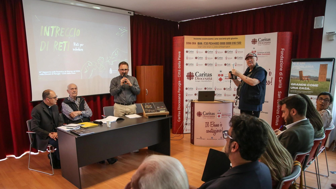 Il vescovo Ivan Maffeis, il professor Pierluigi Maria Grasselli e don Marco Briziarelli (foto Crocchioni) Il vescovo Ivan Maffeis, il professor Pierluigi Maria Grasselli e don Marco Briziarelli (foto Crocchioni)