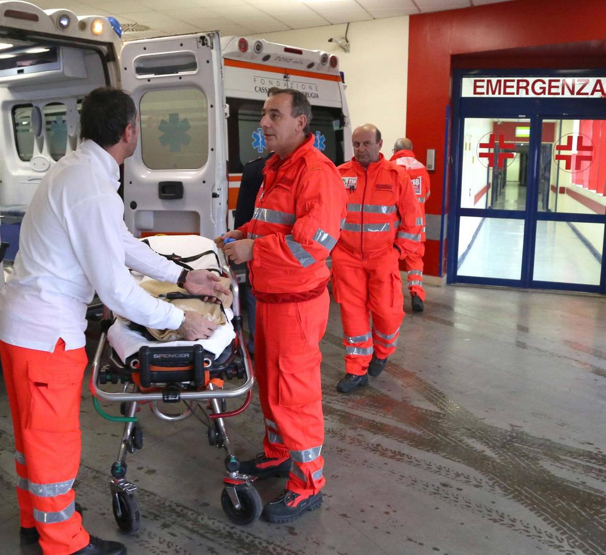 "Correte, mia moglie sta partorendo". Nasce in auto aspettando l’ambulanza. Soccorritori bloccati da un ...