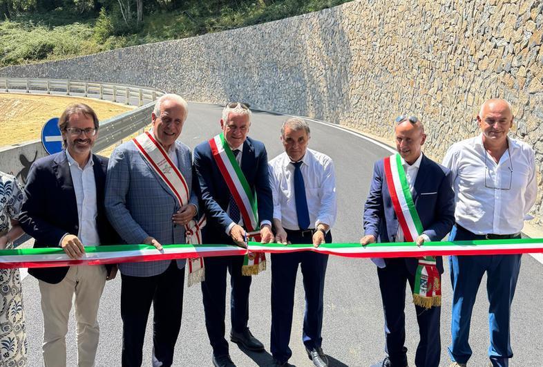 https://www.lanazione.it/image-service/view/acePublic/alias/contentid/N2Y0MDAxMWYtN2E3Yy00/0/taglio-del-nastro-la-nuova-via-balza-fiorita-adesso-e-finalmente-realta.jpeg?f=1.91:1&w=1200