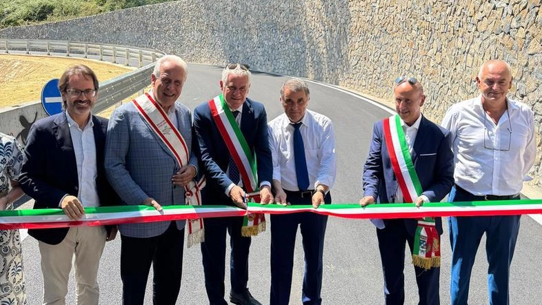 Taglio del nastro, con il governatore Giani,. per la nuova Via Balza Fiorita Taglio del nastro, con il governatore Giani,. per la nuova Via Balza Fiorita