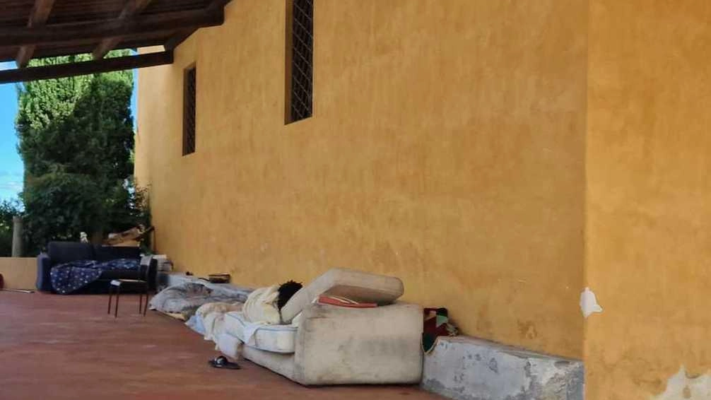 Un giovane migrante dorme all’esterno della chiesa di Ramini In molti stanno raggiungendo la parrocchia e don Massimo Un giovane migrante dorme all’esterno della chiesa di Ramini In molti stanno raggiungendo la parrocchia e don Massimo