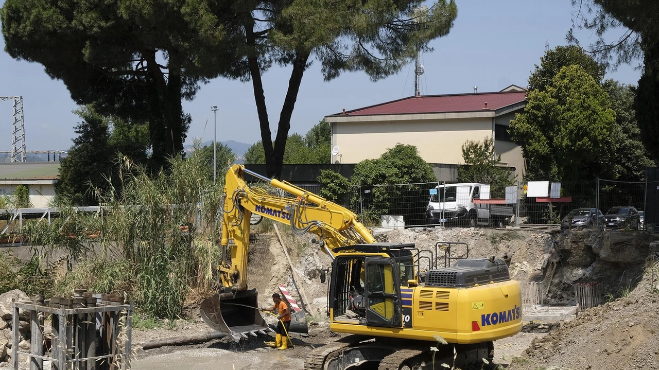 Il ponte di fronte all’Enel in via Falcinello è stato demolito un anno fa ma i lavori sono a rilento e le date ancora incerte Il ponte di fronte all’Enel in via Falcinello è stato demolito un anno fa ma i lavori sono a rilento e le date ancora incerte