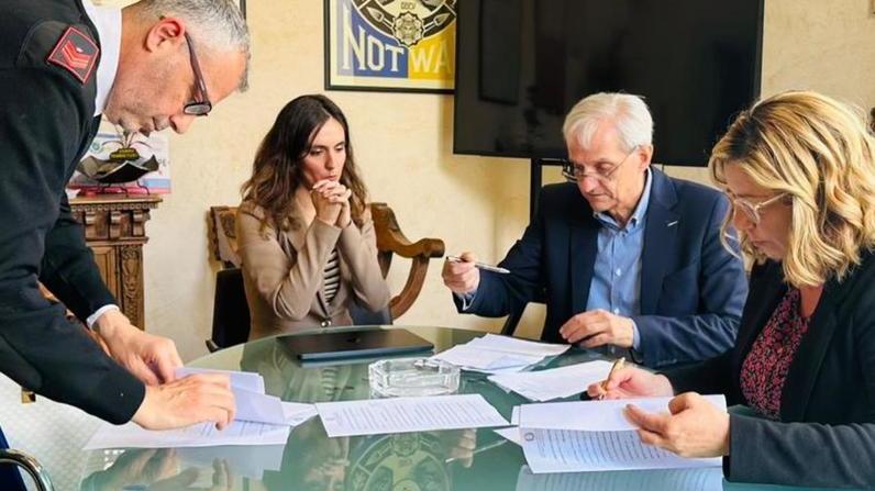 Case e terreni confiscati. Dalla rete criminale a funzioni pubbliche Case e terreni confiscati. Dalla rete criminale a funzioni pubbliche