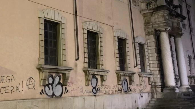 Le scritte sulla facciata della sede dell’Accademia di Carrara Le scritte sulla facciata della sede dell’Accademia di Carrara