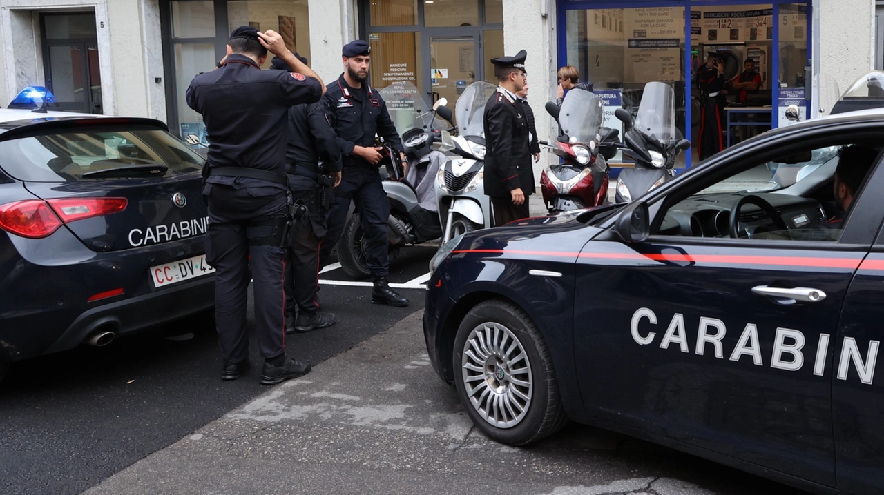 Firenze, controlli dei carabinieri in via Palazzuolo (foto Giuseppe Cabras/New Press Photo)