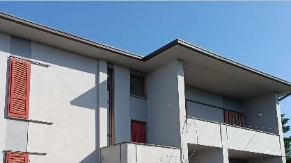 L’edificio, realizzato a metà degli anni Sessanta, è composto da due unità immobiliari presenti in via Giandiana a Pozzi L’edificio, realizzato a metà degli anni Sessanta, è composto da due unità immobiliari presenti in via Giandiana a Pozzi